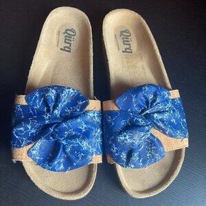 QURQ BLUE OVERSIZED BOW WOMAN'S SLIDES-  size 8